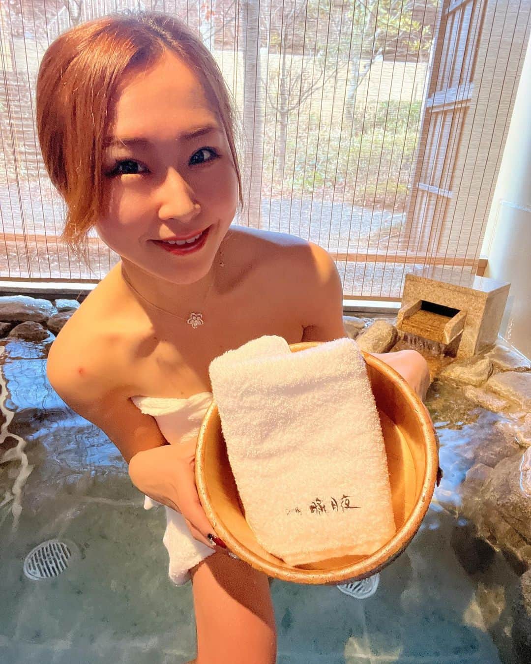 カリスマゆきちゃんのインスタグラム：「いつもたくさんの、いいね&保存 ありがとうございます💕 @charisma.yukichan  --------------------------------  📍別邸　朧月夜  プライベート露天風呂♨️  💋💋💋  --------------------------------  @charisma.yukichan  -------------------------------- #愛媛 #愛媛旅行 #松山 #道後温泉 #別邸朧月夜 #朧月夜 #露天風呂 #matsuyama #温泉旅行 #温泉 # #温泉女子 #朝風呂 #ehime #betteioborozukiyo #ehimetrip #dogoonsen」