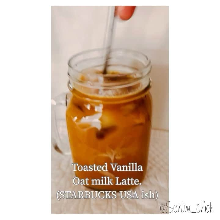 ソニン クッキングのインスタグラム：「. 🎥 Caramel Vanilla Oatmilk Latte. #ToastedVanillaOatmilkShakenEspresso  Youtuberさんがアメリカのスタバメニュー作ってたの見て作ってみた。  オリゴ糖シロップを煮詰めてキャラメルにして、 バニラエキストラクトと 抽出したエスプレッソを混ぜ オーツミルクで割る。  そもそも私が作るエスプレッソが下手すぎて、コーヒーの味がイマイチ効いていない。 良いエスプレッソメーカー教えてください…🥵(かビアレッティのコツ教えて😅)  #StarbucksUSA #StarbucksAtHome #HomemadeStarbucks #IcedToastedVanillaOatmilkShakenEspresso #OatmilkLatte  #焦がしキャラメル　#キャラメルラテ　#バニララテ　#オーツミルクラテ　#おうちカフェ」