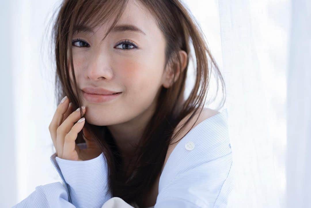 花盛友里のインスタグラム：「Shooting for @bitekicom  松本まりかさん、飾らないすっごく素敵な人だったぬぁ！差し入れのお寿司もすんごーく美味しかった🤍🥺」