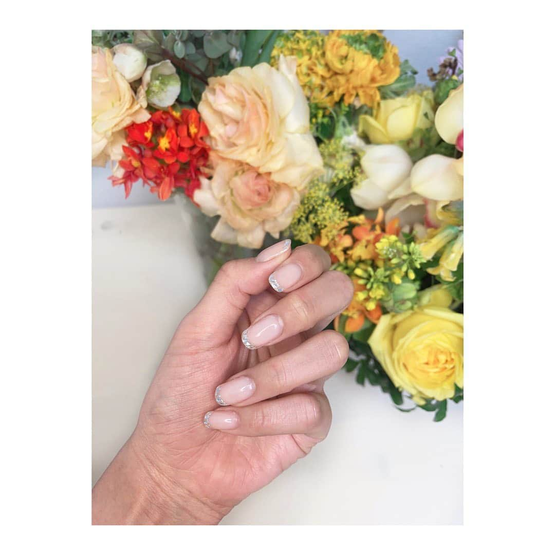 岡副麻希さんのインスタグラム写真 - (岡副麻希Instagram)「new nail💅🤍 ⁡ ガラスフレンチ🪞 みかちゃんのフレンチネイル 絶妙なお色をつくってくれるので だいすきです🤭💗 ⁡ #机の汚れ笑 #フレンチネイル#ガラスフレンチ#シンプルネイル」3月23日 13時22分 - maki_okazoe_official