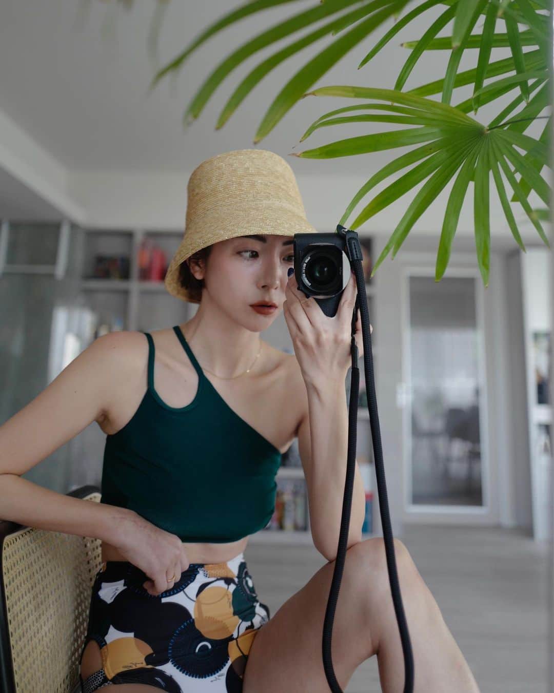 のインスタグラム：「毎年即完売するUN3D. の SWIM WEAR COLLECTION 予約始まりました  本日19:00- LIVEでも紹介します！  今年も体型カバーをしっかりしつつ スタイルUPさせてくれる大人水着  ビーチだけではなく キャンプやサウナシーンにもおすすめな可愛い水着たち♡  TOPは水着としてだけでなく ワンピースやシアーTOPのインナーに着ても 可愛い形を意識して作りました  カラバリで好きに組み合わせて 夏のスタイリングのお供にさせてね♡  まず最初にUPした柄アイテムはKANAKO SASAKI @kanako_elhd  によるART柄だよ！  無地シリーズは毎年使っている体型を拾わない 高品質なリブ素材なので 昨年の物と組み合わせてもセットになります✌️  水着は追加生産なしなので 是非ご予約でGETしてくださいね  #UN3D #水着　 @un3d_official」