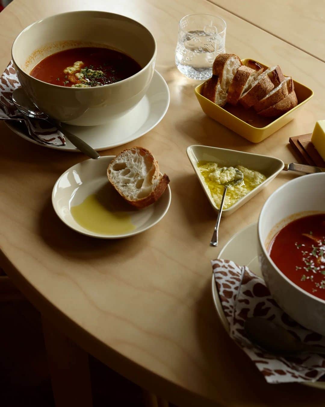 のインスタグラム：「フィンランドでよく食べてた 料理を思い返してみますと ブイヤベースが頭に浮かびます。 それって僕だけですかね？ みんな何が浮ぶんだろう。  ハカニエミのマーケットホール そこにあるスープ屋で頻繁に食べてた ブイヤベース、これが懐かしい。  どんなだったかな？ それを再現してみようと 具体的にあげてみました。  １）大きなボウルに入っている ２）下にはプレートが敷かれている ３）そこにスプーンが添えられている ４）パンも添えられている ５）アリオリ的マヨネーズ？超効いてる  そしてもう1つ、 日本でイメージするブイヤベースとの 大きな違いがありました。それは、 エビや貝が殻付きではない、ソコです。 食べながら海老の頭や殻、貝類の殻を 取り外し避ける、どこかに置くことを しなくてよく、スプーンで綺麗に食べ 飲むことができる辺りが良かった。  凄く食べ易いですし、 そして美味しかった。  ただ、そういう風に作りましたら イマイチ美味しさに欠けるような気も するのですが、一度深く考えないで 剥かれた海老、身だけの貝類を使って 作ってみようと試してみました。 勿論それで十分に美味しかったですし なんかこういう手軽気軽な感じは 日常にいいってことを思いもしました。 ティーマとマッチング―だし。  #scope_japan #Teema #ティーマ #iittala #イッタラ #ティーマのNEWは本日発売ですぞぉ」