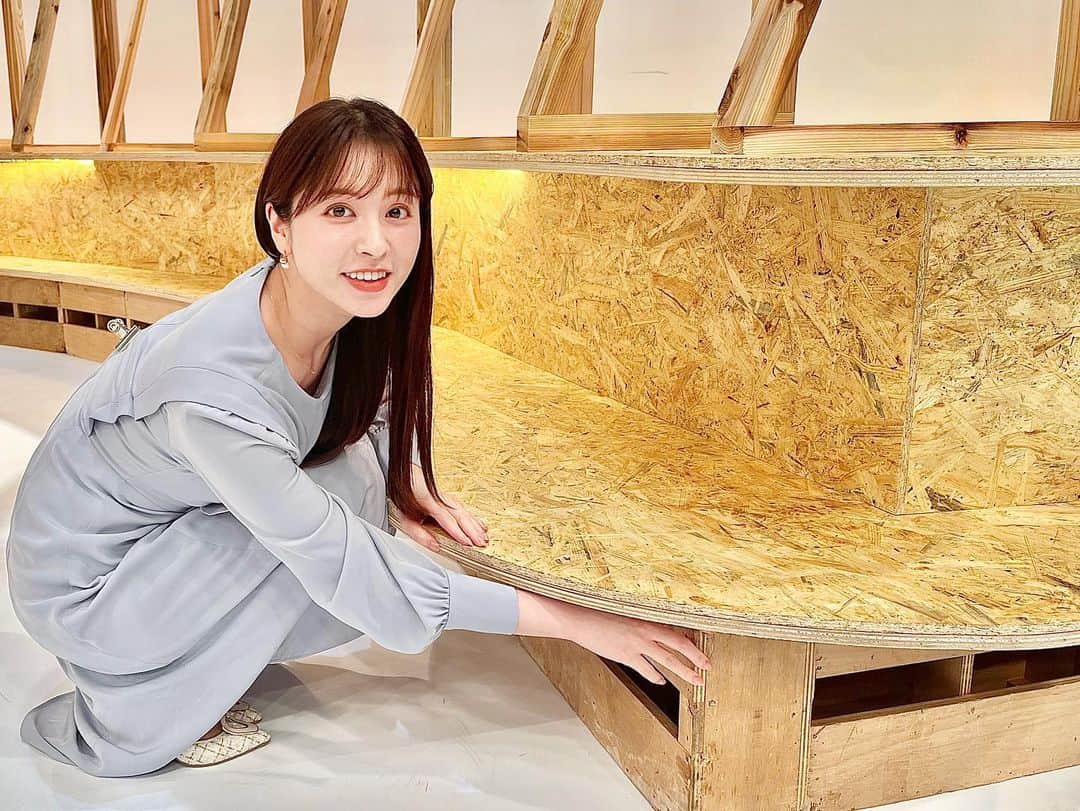 角谷暁子のインスタグラム：「「SDGsが変えるミライ」あさって25日、金曜日の夜9時から放送です〜！  今回スタジオセットが一新されました。木の温もりに癒されます。 テレビ局ではおなじみの箱馬が使われていたり、ビデオテープがなんだか懐かしかったり📼📼 #BSテレ東 #SDGsが変えるミライ」