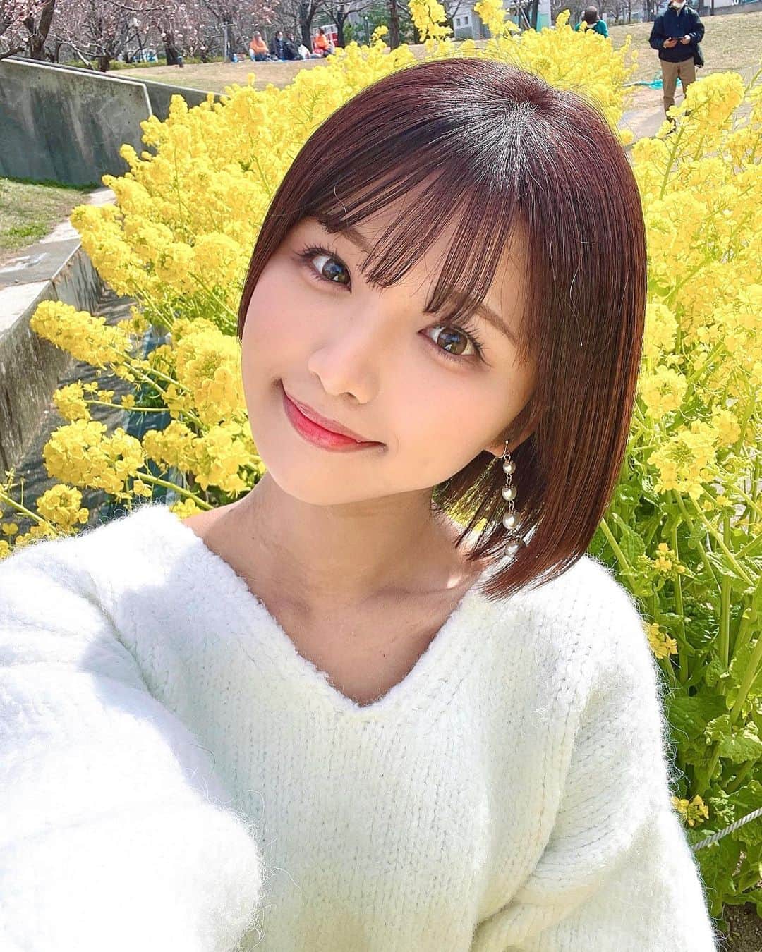 山本ゆうかのインスタグラム：「. . #西郷川河口公園 の菜の花です🌼 神戸で菜の花だったら、この公園と#神戸総合運動公園 が綺麗でオススメです🍡✨ . . #神戸ウエディングクイーン #神戸観光 #神戸旅行  #第12代神戸WDQ #12thKWDQFinalists #ポートレート #rienda  #ショートボブ #ショートヘア #髪質改善 #パールピアス #お花見」