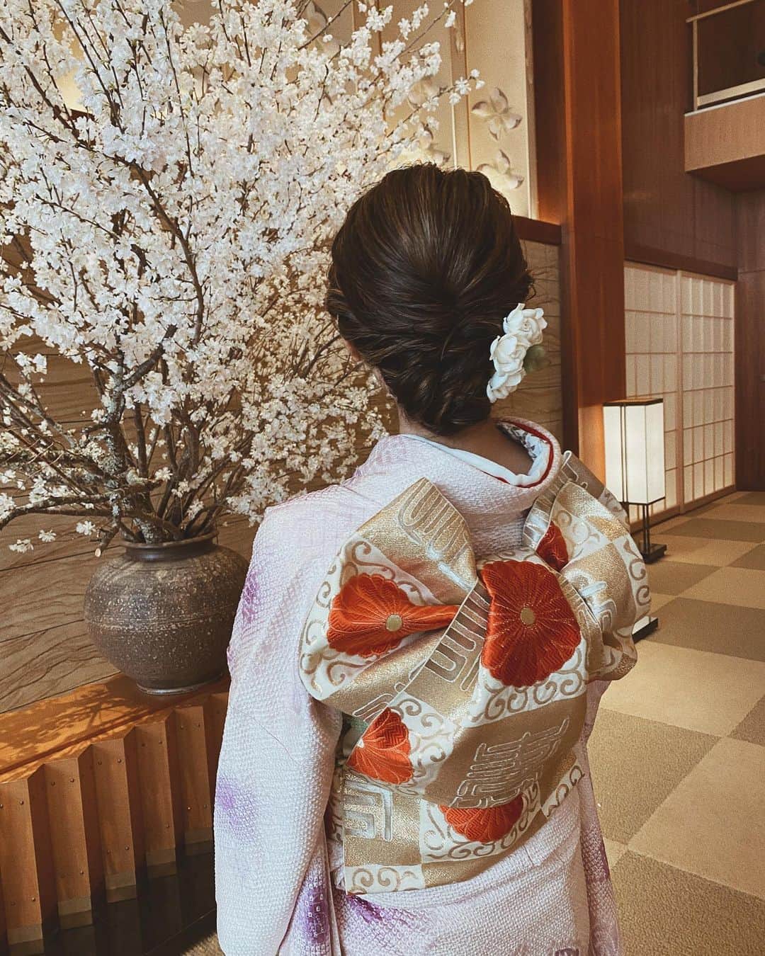 上野智子のインスタグラム：「なんと、5回目のお振袖🌸 背筋が伸びますよねえ〜30になっても着られる、なんなら成人式のときよりも今の方がしっくりくる総絞りです。♡  #振袖」
