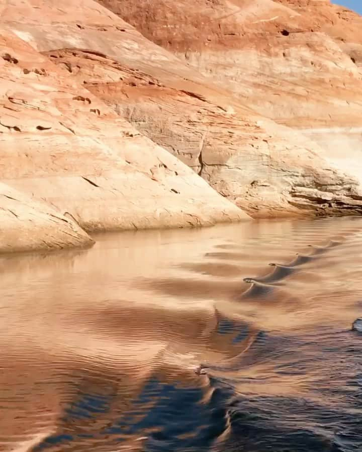 メドモアゼルのインスタグラム：「Lake Powell, Utah  Mesdemoisellesparis.com #mesdemoisellesparis」