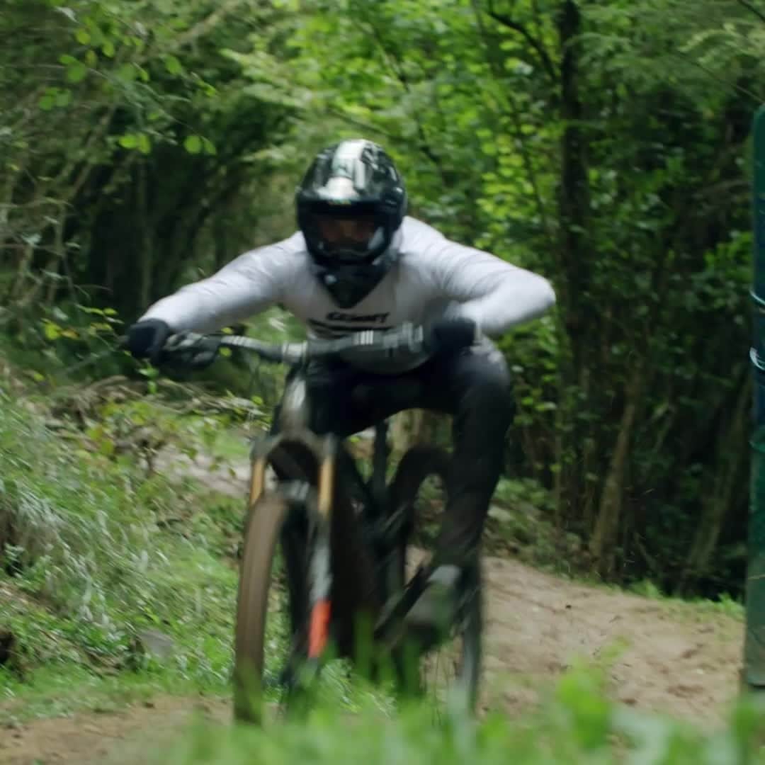 Shimanoのインスタグラム：「Fantastically fun and unfathomably fast. Fayolle is on fire! Five years after his World Cup win there, @alexandre_fayolle88 is back in Lourdes, and this time he is truly motoring! Watch the full video at the link in bio. #ShimanoMTB #ExploreNewGrounds #EP8 #eMTB」