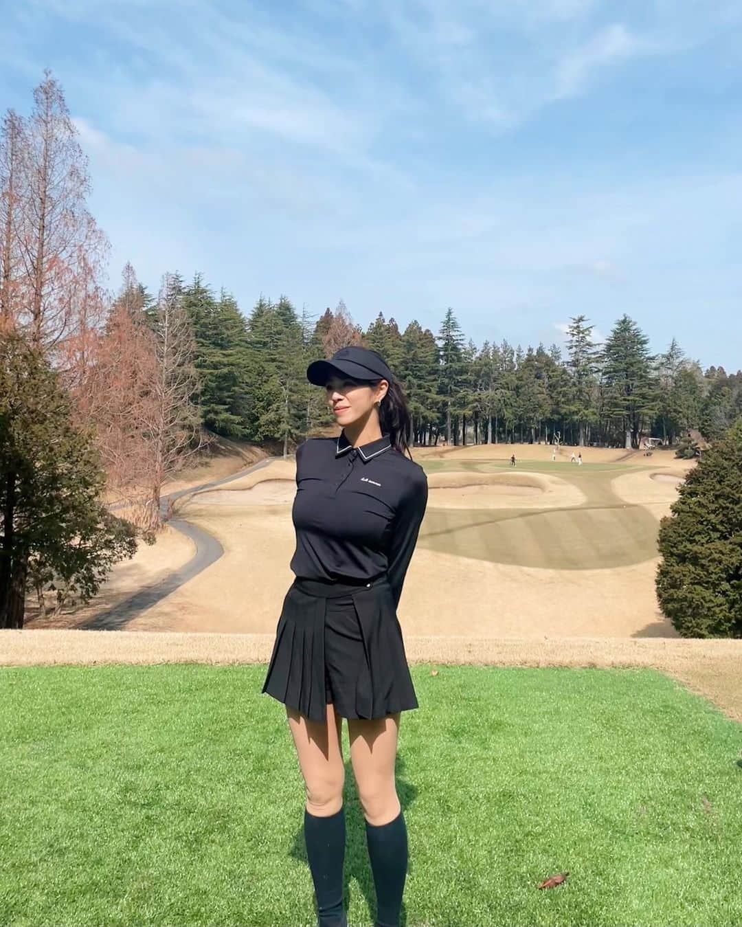 わちみなみのインスタグラム：「ぴたっとしたウェアが可愛い⛳️  @hatesummer_official  @wachiminami_golf   ドライバーが右にしか行かなくなってしまい大変でした⛳️ でもめっちゃ楽しかったです😂  ゴルフアカウントに載せていこ✨  #골프웨어 #골프 #벙커 #골프스윙 #골프레슨 #골프패션  #골프사랑 #ゴルフ　#ゴルフ女子コーデ　 #高尔夫」