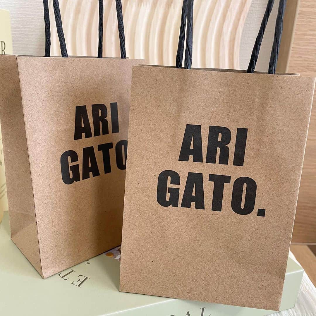 ASOKO ZAKKA STOREさんのインスタグラム写真 - (ASOKO ZAKKA STOREInstagram)「_ ⁡ ARIGATO. ロゴがインパクトのある おしゃれなギフトバッグです🫧 ⁡ 材質：紙 サイズ：約W10 H22.5 D6 cm ⁡ 2枚入り　¥100(税込¥110) ⁡ ─────────────────────── ⁡ ■オンラインストアは 　トップページのURLよりご覧いただけます ⁡ ■店舗により在庫が異なります 　お立ち寄りの店舗までお問い合わせください ⁡ ─────────────────────── ⁡ #ASOKO #3COINS #スリーコインズ #スリコ #ギフトバッグ #プレゼント #gift #present」3月23日 16時14分 - asokojpn