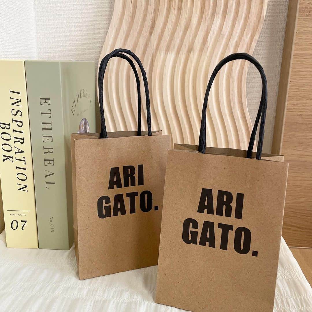 ASOKO ZAKKA STOREのインスタグラム：「_ ⁡ ARIGATO. ロゴがインパクトのある おしゃれなギフトバッグです🫧 ⁡ 材質：紙 サイズ：約W10 H22.5 D6 cm ⁡ 2枚入り　¥100(税込¥110) ⁡ ─────────────────────── ⁡ ■オンラインストアは 　トップページのURLよりご覧いただけます ⁡ ■店舗により在庫が異なります 　お立ち寄りの店舗までお問い合わせください ⁡ ─────────────────────── ⁡ #ASOKO #3COINS #スリーコインズ #スリコ #ギフトバッグ #プレゼント #gift #present」