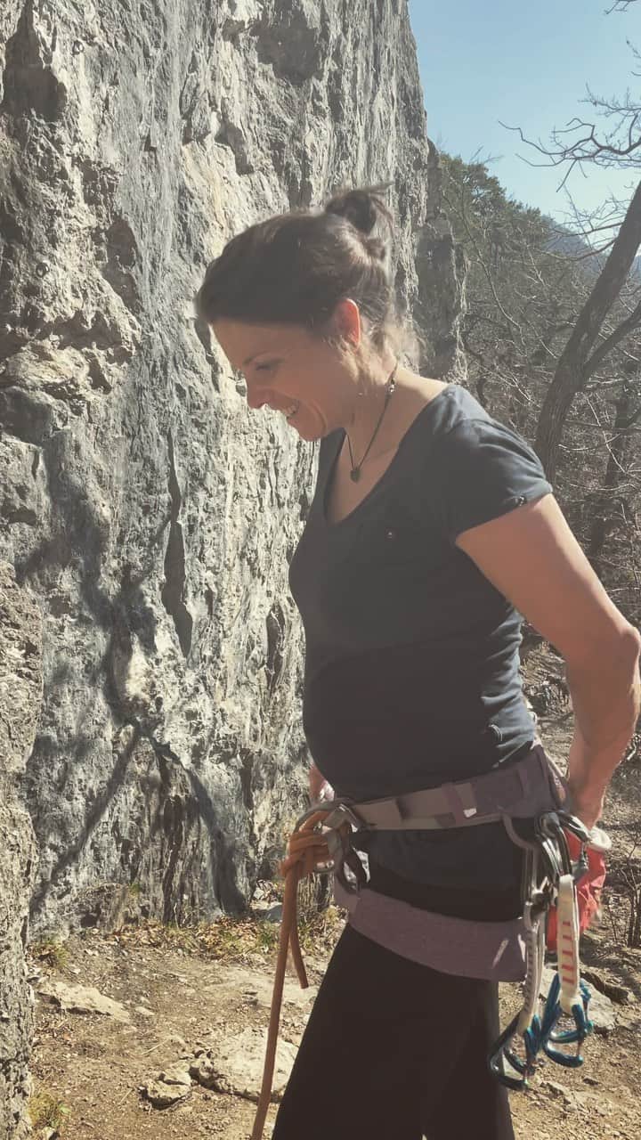 ニナ・カプレツのインスタグラム：「Starting the last trimester of my pregnancy. Climbing is still one of my favorite activity during that special period of my life. I feel totally confident to lead routes up to 6b+, higher grades I prefer to top rope since I don’t wanna fall. I still feel comfortable in a regular Petzl harness, wearing it pretty low under my belly. The only thing that starts bothering me is watching my feet…😂 I really like sharing some insides of my journey with you. Pregnancy is often a tabu in high performance sports. I like encouraging woman to feel comfortable in their body, pregnant or not, to feel healthy and balanced.  On April 12. I’m posting a live Instagram with my partner @gebana.official about a healthy nutrition. If you’re interested to participate, keep the date in mind!  @gebana.official @petzl_official @scarpaspa @arcteryx」