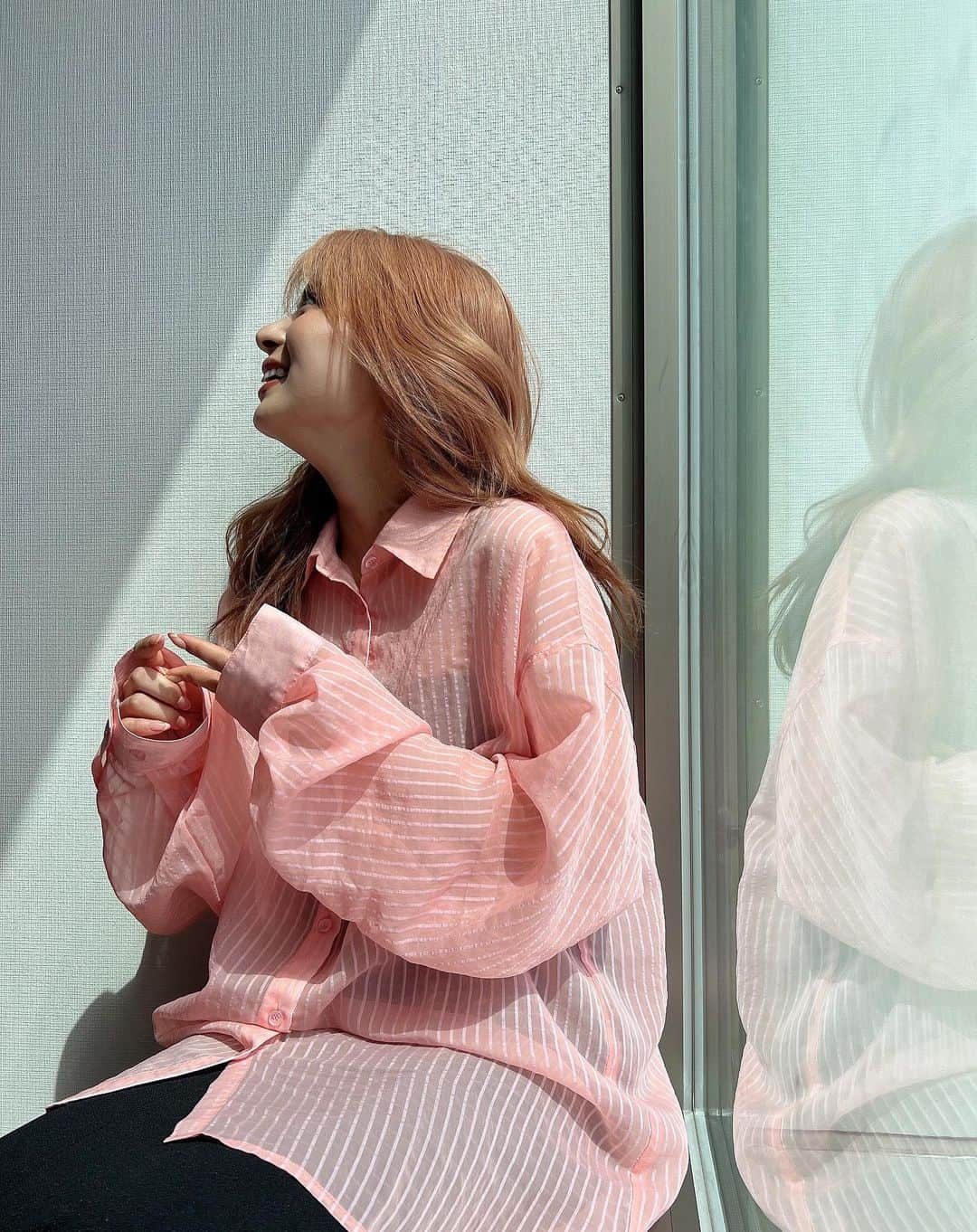 のインスタグラム：「これからの季節に 大活躍してくれそう😊💗🍑  ボリュームのあるお袖と ほんのりストライプお気に入り💗」
