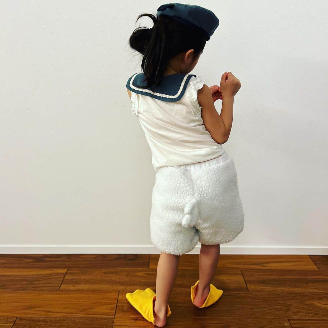 田村淳のインスタグラム：「次女のドナルドダッグのコス写真を見てたら長女がやってきて、同じポーズで写真撮って載せて欲しいと…サイズぴちぴちだけど次女サイズのコス衣装着て写真撮りました^_^  次女はヤキモチ妬かないけど 長女はもうヤキモチはじまりました♪  #ムギュしたくなる」