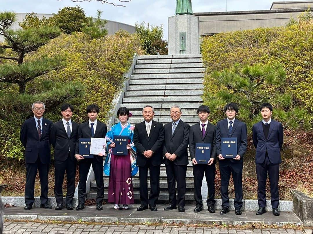 木造勇人のインスタグラム：「卒業しました🌸  名古屋電気学園に10年間、 長かったけど濃い10年でした。  こんな僕を面倒見てくださった先輩方や後輩達ありがとうございました😊  これからは社会人として前進していきます‼️  #愛知工業大学 #卒業 #名古屋電気学園 #10年間 #お世話になりました」