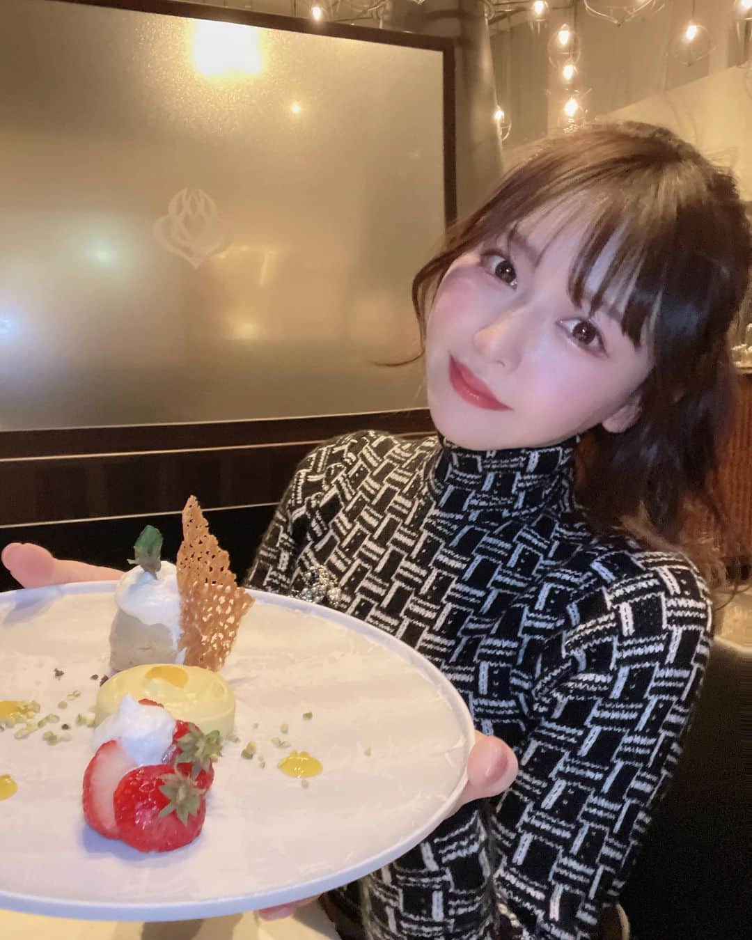 のインスタグラム：「. ディナーすっごく おいしかったです🍽💓 . 美味しいもの食べてるときが 一番幸せ👀☁️💓 . #キャバ嬢 #キャバクラ#japanesegirl #韓国ファッション #kawaiigirl #kawaii #グラドル#グラビア#アイドル#谷間#すすきの#ススキノ#歌舞伎町#北新地#中州#むちむち#わがままボディ#モデル#hotasian#asianbabe#asiangirls#ニュークラ#インスタ美女#インスタ美人#美女#美人#癒し系女子#tiktok」
