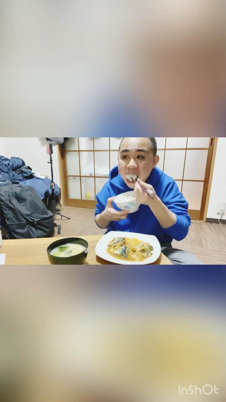 藤本秀星のインスタグラム：「鯖の味噌煮を食うだけの動画  #鯖の味噌煮 #鯖 #味噌煮 #自炊 #男飯」