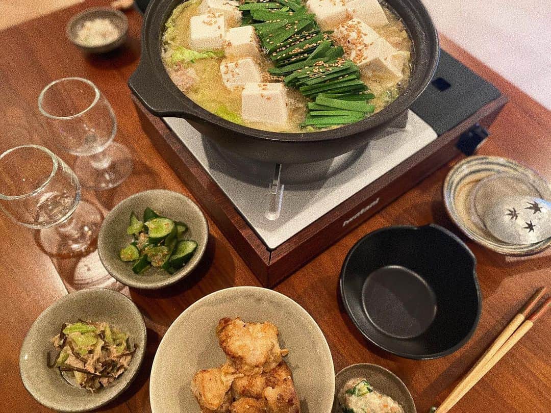 瀬戸サオリのインスタグラム：「居酒屋メニュー🏮で パパと二人でもつ鍋🍲 つまみながら お酒🍋飲みながら さいこーーー🫶🏽  飽きないよね〜って 母に言われるくらい ストックされてる🫠  #おうちごはん #博多もつ鍋 #saori_cooking」