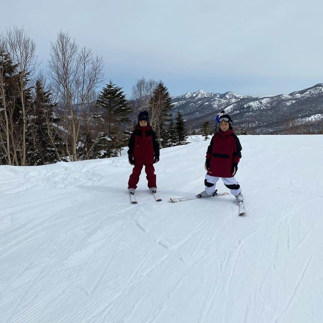 ayakoさんのインスタグラム写真 - (ayakoInstagram)「♡ 初めてのスキー⛷ 初めてだからスキー教室入る気満々(私も) スキー場着いたら 27日まで休校の文字がドーン😳😳😳 やっちまいました😇😇😇 頭の中ではクールポコがぐるぐる😵‍💫 スキー板すら装着できず… から始まりましたが 泣いたり😂😂😂怒ったりでしたが… 何とか滑れるようになり スキー2回目の私はあっという間に追い抜かれ🥲 とにかく2人とも楽しそうで何より♡スキー好きなお友達に勧めてもらった志賀高原 景色最高🥺九州育ちの私にはこの山々に雪が積もってるのを見るだけでテンションが上がりました♡ ♡ #志賀高原#志賀高原スキー場  #初スキー#双子#小学生男子」3月23日 17時27分 - ayaya315