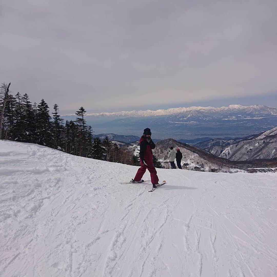 ayakoさんのインスタグラム写真 - (ayakoInstagram)「♡ 初めてのスキー⛷ 初めてだからスキー教室入る気満々(私も) スキー場着いたら 27日まで休校の文字がドーン😳😳😳 やっちまいました😇😇😇 頭の中ではクールポコがぐるぐる😵‍💫 スキー板すら装着できず… から始まりましたが 泣いたり😂😂😂怒ったりでしたが… 何とか滑れるようになり スキー2回目の私はあっという間に追い抜かれ🥲 とにかく2人とも楽しそうで何より♡スキー好きなお友達に勧めてもらった志賀高原 景色最高🥺九州育ちの私にはこの山々に雪が積もってるのを見るだけでテンションが上がりました♡ ♡ #志賀高原#志賀高原スキー場  #初スキー#双子#小学生男子」3月23日 17時27分 - ayaya315