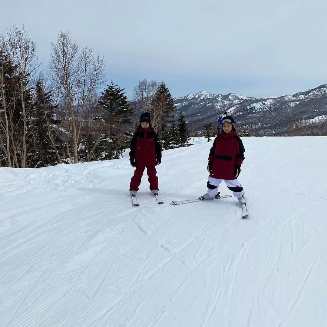 のインスタグラム：「♡ 初めてのスキー⛷ 初めてだからスキー教室入る気満々(私も) スキー場着いたら 27日まで休校の文字がドーン😳😳😳 やっちまいました😇😇😇 頭の中ではクールポコがぐるぐる😵‍💫 スキー板すら装着できず… から始まりましたが 泣いたり😂😂😂怒ったりでしたが… 何とか滑れるようになり スキー2回目の私はあっという間に追い抜かれ🥲 とにかく2人とも楽しそうで何より♡スキー好きなお友達に勧めてもらった志賀高原 景色最高🥺九州育ちの私にはこの山々に雪が積もってるのを見るだけでテンションが上がりました♡ ♡ #志賀高原#志賀高原スキー場  #初スキー#双子#小学生男子」
