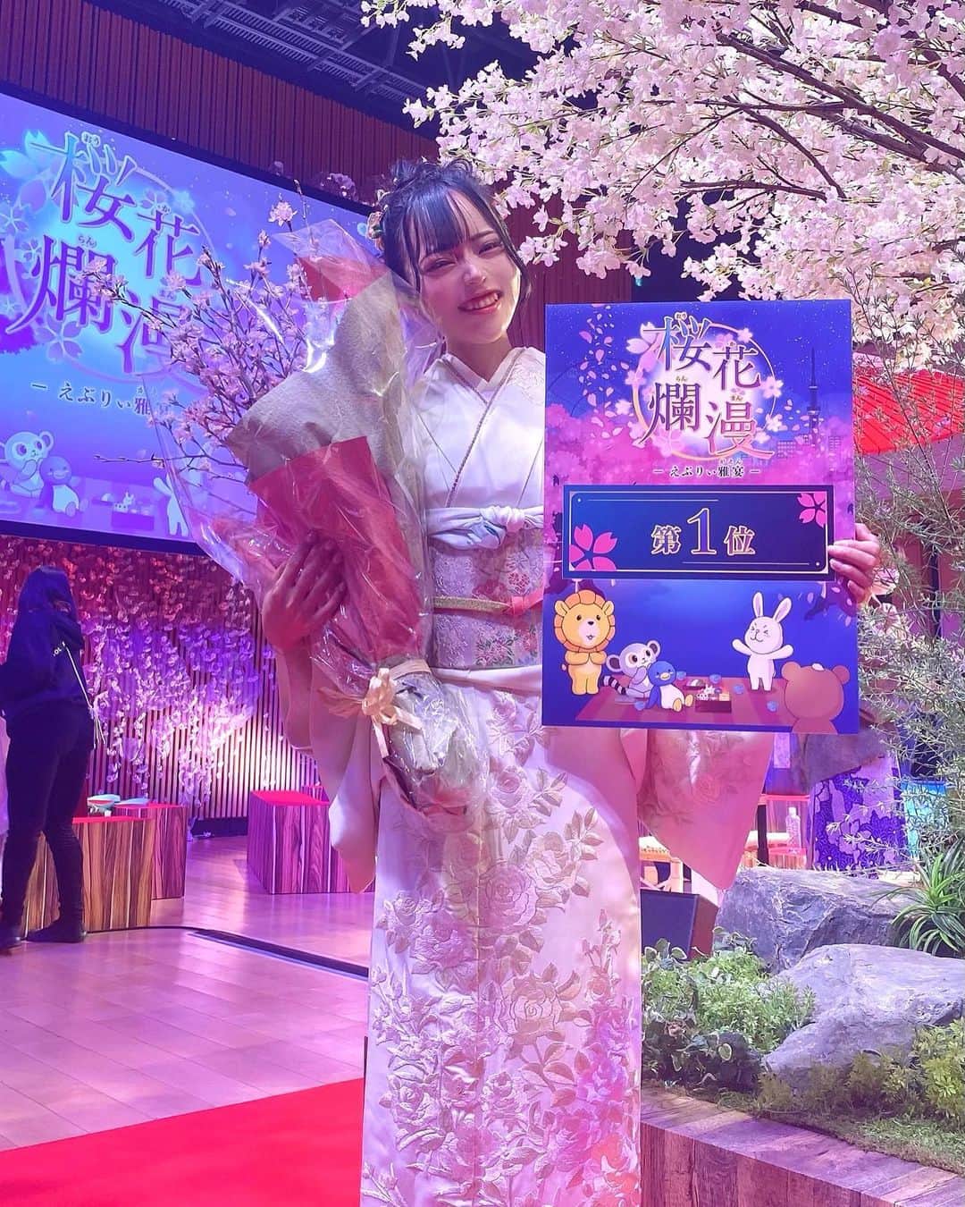 のインスタグラム：「3月13日 桜花爛漫 オフラインイベント １位🥇応援ありがとうございました🙇‍♂️❤️  あれから10日、まだ１位の実感が湧きません😭💞  3年半以上配信を続けて来て悔しいこともたくさんありましたが、ようやくまた一つ大きな目標を叶えることができました😭✨ 私は人前で話すことがとても苦手なので正直オフイベはあまり出たくありません😣ですが前回のX'masオフイベの結果が悔しく意を決して再び出場させて頂きました🙏 きっと私よりもリスナーの皆様の負担の方が大きかったと思います。最後まで力強く支えて下さりありがとうございました🙇‍♂️💖  正直インタビューなど、自己アピールしたいことは何もありません。アピールできることが何一つないからです😥  ですがリスナーの皆様に伝えたい、配信に対する思いや感謝の気持ちは溢れ出て来ます。  以下は会場で最後に読み上げたかった手紙💌です。会場に入って入賞が見えてきて改めて読み返すと、私らしいw暗い内容が多かったのでこの場に相応しくないと思いほとんど読み上げませんでした🙇‍♂️そのせいで文章の前後の繋がりがおかしくなりせっかく文章を用意したにも関わらずパニックになりました😂 ここまでも十分長々しくなりましたが、もし良ければ目を通してみてください。✍️ 応援して下さった全てのリスナーの皆様に届けたいメッセージです。  3/13 桜花爛漫💌 ----------------------------- この度は 2度もオフラインイベントに参加させていただきありがとうございます。 前回はクリスマス、今回は春らしい桜の装飾と皆様の華やかな和装姿に会場に入ってからずっと春気分を味合わせて頂いています。  私自身、配信歴で言えば3年半と少しですが、これまで何度も配信を辞めようと思ったことがありました。配信に本気で打ち込んだことのある方は皆様一度はぶち当たったことのある壁だと思います。たくさん悩んで落ち込んだり、先が見えなくなって配信で泣いてしまうことも何度もありました。 それでも今日まで続けてこられたのはひとえにリスナーの皆様の応援のおかげに他なりません。 私自身これといった特技もないし見た目に自信があるわけでも、歌が上手いわけでもなくていろんなハンデもあり、吃音症で通訳のお仕事やバセドウ病で不動産営業のトップセールスマンになりたいという夢も諦めてずっと劣等感ばかり感じて生きてきました。 そんな時に出会ったのが配信でした。私の場合たまたま温くて素敵なリスナーさんたちに恵まれて今日まで続けて来ることが出来ました。なんの取り柄もない私が唯一誇れることは、枠のリスナーさんの結束が固く、リスナーさん同士の仲がいいことです。配信で私が感情に任せて怒ってしまったときも、私自身、私の発言が悪かったと非を認めているにも関わらずリスナーの皆様はどんな時でも全力で私をフォローしてくれて私の味方でいてくれます。これまで生きてきてこんなに心強い存在はありませんでした。正直たまにリスナーさん同士の仲が良すぎて嫉妬したりすることもあります(笑)これまで個人的にオフ会を10回ほど開いており、リスナーさん達との距離も近くリスナーさん1人1人と向き合い大切に思う気持ちだけは誰にも負けない自信があります。「辛い時、配信を見て心が救われた」「ライバーになって出会ってくれてありがとう」そう言った言葉を頂いたとき、ライバーを続けてきて本当に良かったなと実感します。なつみを応援してきて良かった！と思ってもらえるようなライバーになれるようこれからも頑張っていきます。今日はオフラインイベントという大きな舞台で１位という素晴らしい順位を頂くことができ心から光栄に思います。  本日は素敵な企画と楽しい時間をありがとうございました。  長くなりましたが、最後に応援し支えて下った全てのリスナーの皆様、私の配信人生にまた一つ素敵な花を添えてくださり本当にありがとうございます。リスナー皆様のことが本当に大好きです。　🧢なつみ👻🍊  #ライブ配信#ライバー#八重歯#宅建士#宅建#宅地建物取引士#不動産営業#イギリス留学#バセドウ病#吃音症#過敏性腸症候群#🧢なつみ👻🍊#ファッション誌モデル#着物モデル#オフラインイベント#オフイベ#gravesdisease#stuttering @kimonostyle.miya」
