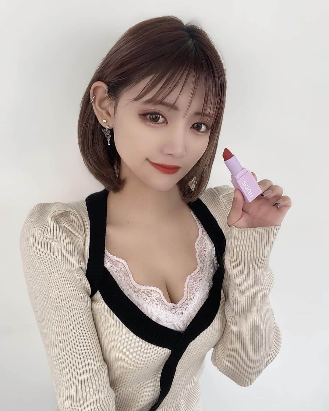 YUINAさんのインスタグラム写真 - (YUINAInstagram)「One-Step Soft Matte Lipstick  私は、04番の"サルサレッド"を選んだよ💭  軽い塗り心地でやや保湿感もあって 塗ってても乾燥感なし✨  マットのふんわり感☁️𓈒 𓂂𓏸 そして何よりも全く落ちないの！！ ティッシュオフしても… 全然落ちなくてビックリした💡 ̖́-  topsは @envylook_japan のだよ◎  PR @sudii_official #unce日本上陸 #韓デパ #韓国コスメ #SUDII #韓流百貨店 #unce #オンス#envylook #envylook_japan」3月23日 17時55分 - y_i_n35