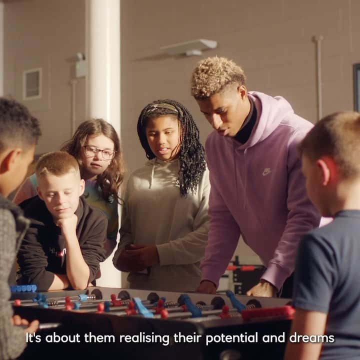 マーカス・ラッシュフォードのインスタグラム：「I’m excited to announce I’ve teamed up with @natwest to help more young people follow their dreams and get excited about their future.    A collab that we hope will help young people develop the self-belief, life skills and positive mindset they need to become who they want to be.   The programme kicks off in youth clubs in Manchester and London this Easter before it goes nationwide later in 2022.  #NatWest #Tomorrowbeginstoday #ad」