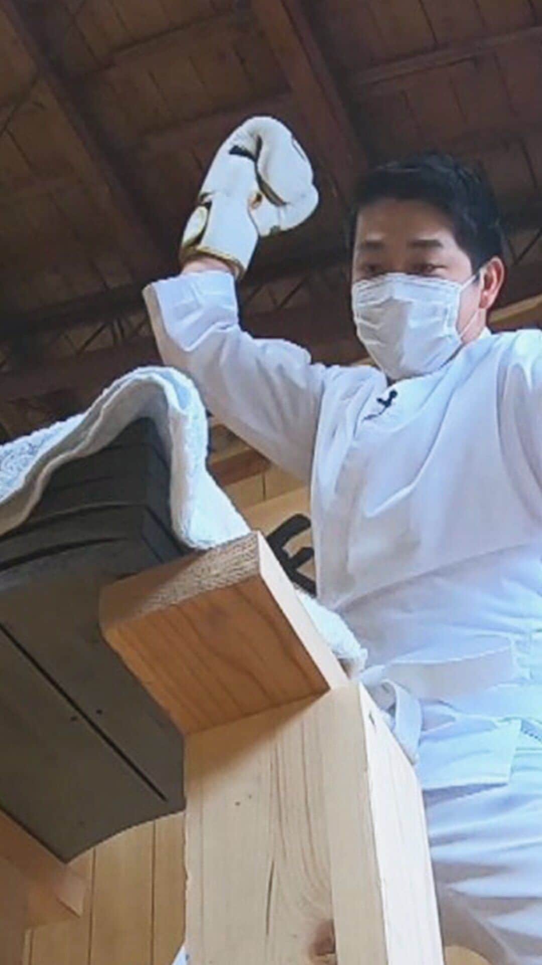 のインスタグラム：「🎤 在間隆真です。  先日、取材で人生初の瓦割りを体験してきました！ 倉敷市の「小野洋瓦」さんは、コロナ禍で溜まったストレスを発散してもらおうと今年1月に瓦割りの体験を始めたんです👊  難易度も4段階あるので、老若男女どんな方でも楽しめるのが良いなと感じました！ 私は上から2番目に難しい「上級」にチャレンジ。結果はこの通り綺麗に割れましたよ！  皆さんもチャレンジしてみてはいかがでしょうか🥊  #瓦割り #体験 #チャレンジ #ストレス発散 #リフレッシュ #岡山県 #倉敷市 #okayama #kurashiki  #5ch #KSB瀬戸内海放送 #在間隆真 #アナウンサー #男性アナウンサー #テレビ局」