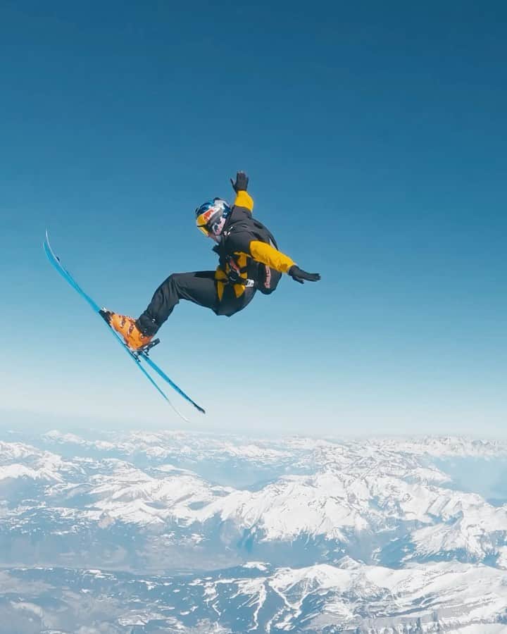 レッドブルのインスタグラム：「skiing where no one has literally *ever* skied before 🤯🤯🤯  📍: @laclusazskiresort  🎥: @dino_raffault_supersize_films   #redbull #givesyouwiiings #skiing #basejump #skydive #wintersports」