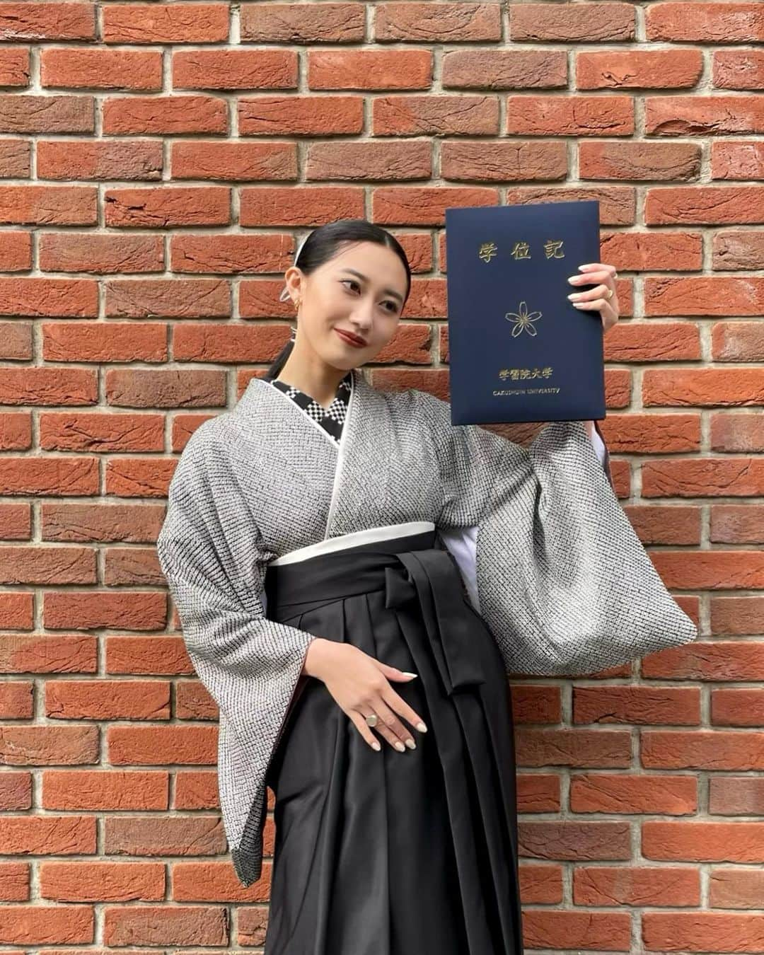 藤戸友香のインスタグラム：「大学卒業🎓🌸✨」