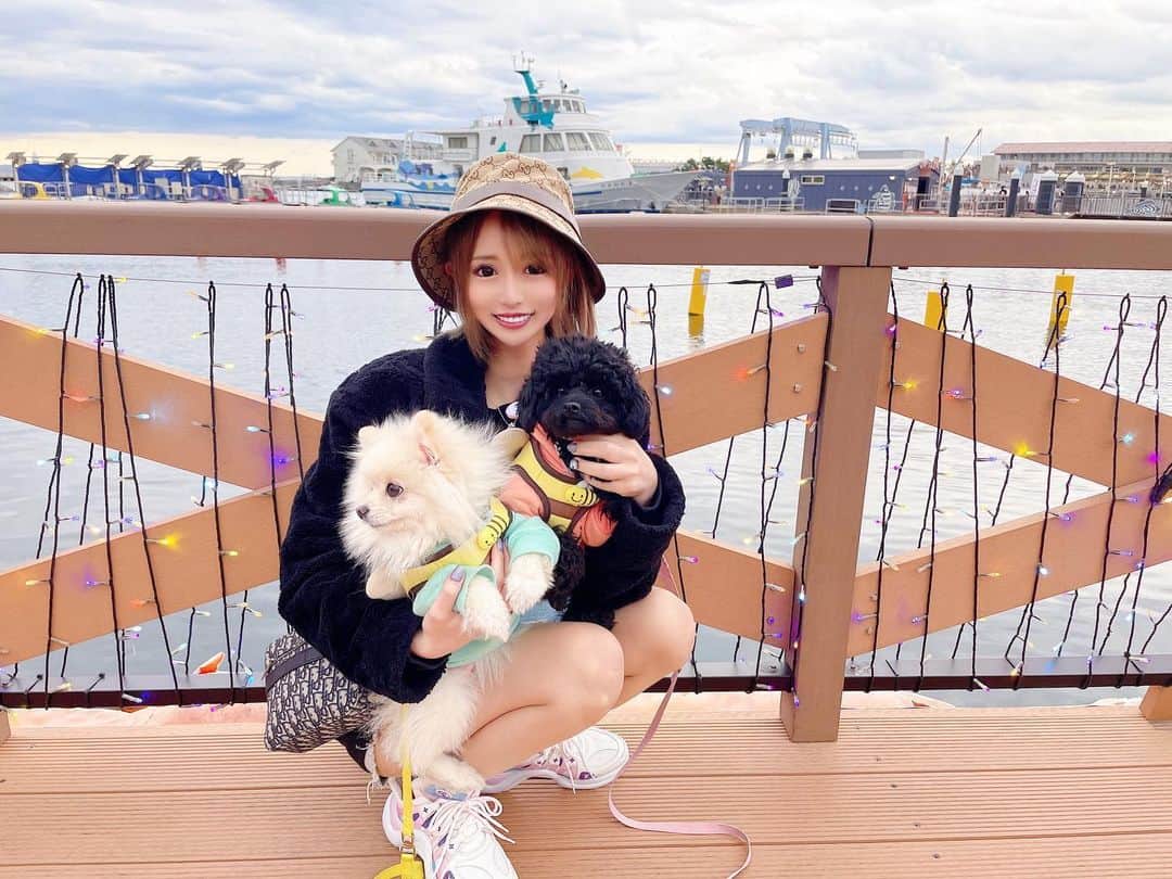 黒宮ちはやのインスタグラム：「エマミコとお出かけお散歩🐾🐝🌸☀️  #過去pic    #黒宮ちはや #小悪魔ageha #モデル #キャバクラ #キャバ嬢 #ホステス #ラウンジ #水商売 #お酒 #歌舞伎町 #新宿 #六本木 #銀座 #北新地 #ミナミ #渋谷 #すすきの #シャンパン #華灯 #ディアレスト」