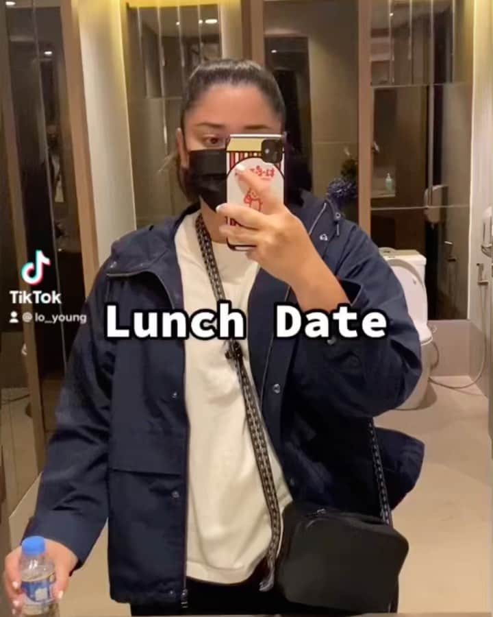 ローレン・ヤングのインスタグラム：「Random lunch date with @jumpingchicken   And yes I’m taking my tiktok career (career????) very seriously 😂」