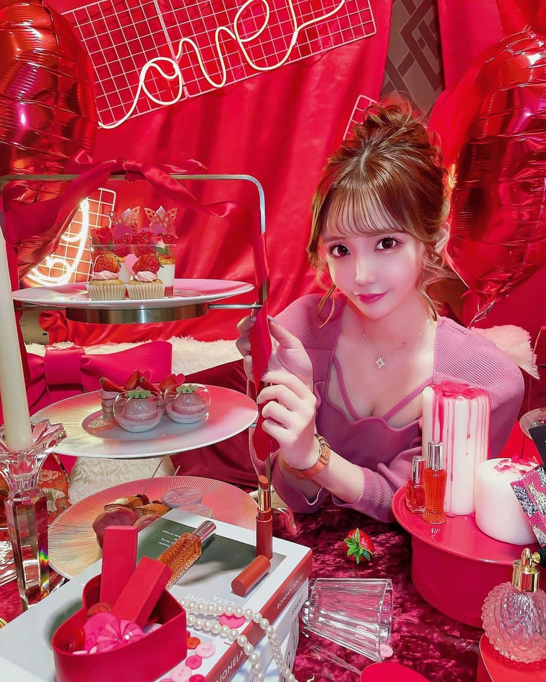 桜木せりなのインスタグラム：「ストリングスホテルのいちごのアフタヌーンティー🫖 何から何までかわいすぎました…🍓🪞  #ストリングスホテル名古屋 #アフタヌーンティー  #苺スイーツ #カフェ巡り #名古屋 #錦  #錦三丁目 #錦3 #salondegold #キャバクラ  #キャバ嬢 #クラブ  #撮影 #シャンパン #歌舞伎町 #六本木 #銀座 #北新地  #ミナミ #中洲 #すすきの #followforfollowback #いいね #followｍe #follow #かわいい #instalike #instagood #likesforlike  #いいね返し」
