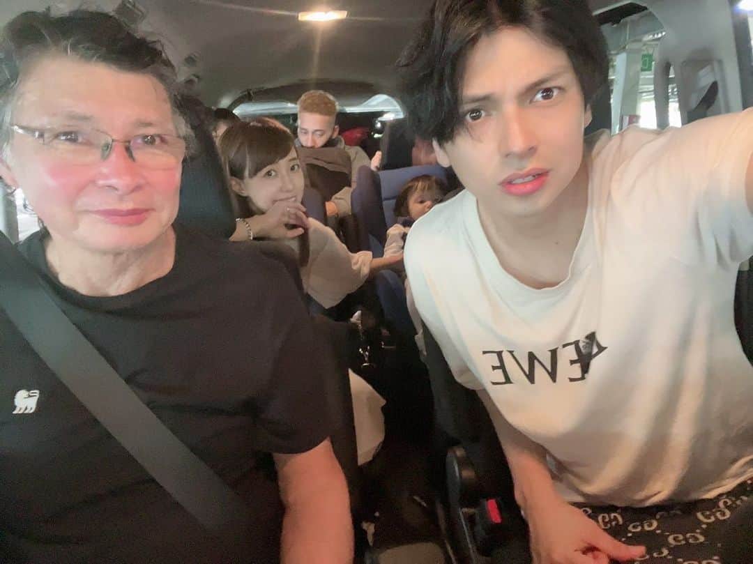 アレクサンダーのインスタグラム：「#7人乗り だよん  #沖縄 #国際通り  #ブラブラ」