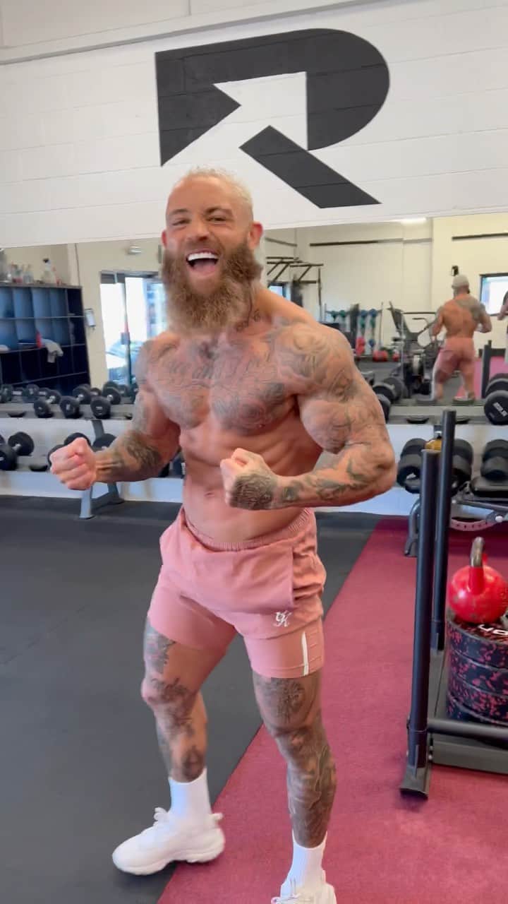 アシュリー・ケインのインスタグラム：「🅿️𝙪𝙨𝙝𝙞𝙣 🅿️ (𝙛𝙚𝙖𝙩. 𝙏𝙝𝙚 𝙎𝙡𝙚𝙙)  The sled push is an amazing unilateral lower limb exercise, focused around force application -  through the quadriceps, hip flexors, calves and Achilles’ tendon.   With a previous ruptured Quadricep, Achilles’ tendon and x2 ankle breaks which have all needed reconstructive surgery, strengthening these areas is crucial. Performing this exercise slowly and for further distances is perfect for conditioning these areas and my lower body, ahead of my ultra marathon. Not only do my legs need to be strong, but they must also have a super high working capacity to push me through those hard miles  The sled is an ideal exercise for achillies tendon rehabilitation due to the movement pattern of the exercise, putting a high demand on the ankle joint and tendons, making them work singularly with every step.  Keep pushin’ people! 💯」
