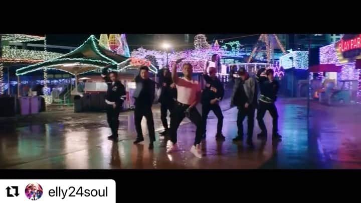 TOMO のインスタグラム：「CrazyBoy @elly24soul 【Fly Away】プロデューサーを担当しました！ キャスティングにMV初挑戦だったREIKAちゃん　@reika0901 我ながらナイスキャスティングだったと思うし、仲間だらけの仕事は本当に楽しい！ELLYのパフォーマンスはいつ見ても最高。俺も踊りたい！笑　  ＜Music Video Staff＞  Producer: WHYTE(klutz) Director / Edit: Taiga Minami Assistant Director: Mikisuke Umeda Production Manager: Yu Shirasawa,  Yuhei Yamaguchi(klutz) , Hiroyuki Kishimoto Production Assistant: Maya Amano, Noriko Shikano(klutz) Director of Photographer: Hans Bobanovits Lighting Director: Shunichiro Murakami Stylist: 1raw Stylist (Cast): Hideaki Tatematsu(TEN10) Hair & Make Up: MAX Colorist: Shun Murakami Cast: REIKA Production: klutz  Choreographe: KAITA, KAZtheFIRE Dancer: RYOTA, WATARU, TAMIYA, TAiCHi, Tossy, SO  #CrazyBoy #FlyAway #Libes #works #producer #3代目jsoulbrothers  #elly #klutz   #Repost @elly24soul with @make_repost ・・・ Music Video解禁🔥🔥🔥 Dance Dance Dance 「FLY AWAY feat.michico」 本気でdanceで魅せにいきました👑 Link in bio/プロフィールから見れます」