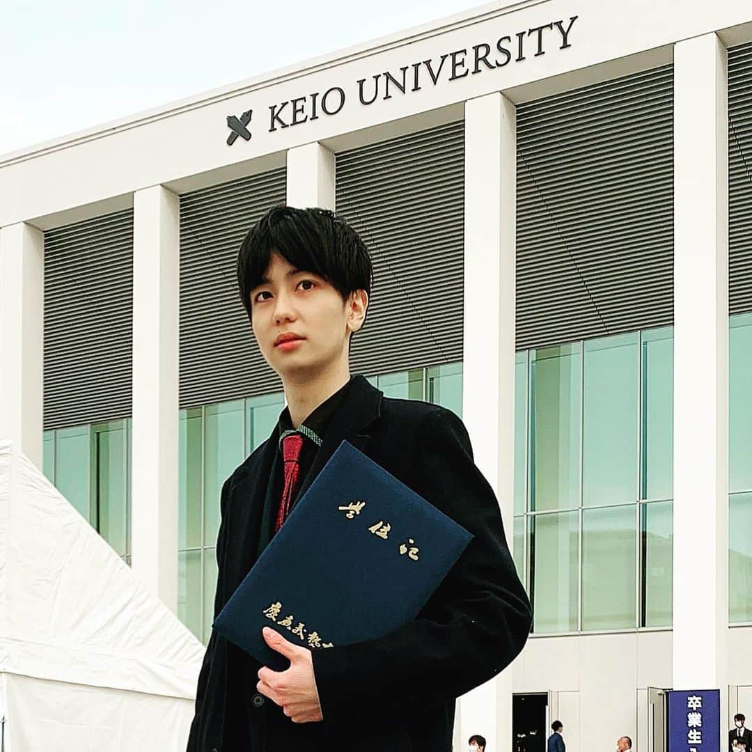 夢屋まさるのインスタグラム：「本日、大学の卒業式でした👐 ここまで学校に通わせてくれた両親、そしてスケジュール管理をして卒業まで導いてくれた事務所に大大大感謝です😆😆 これからも実り多い豊かな人生を歩んでいきたいです🤗  #keio #卒業」
