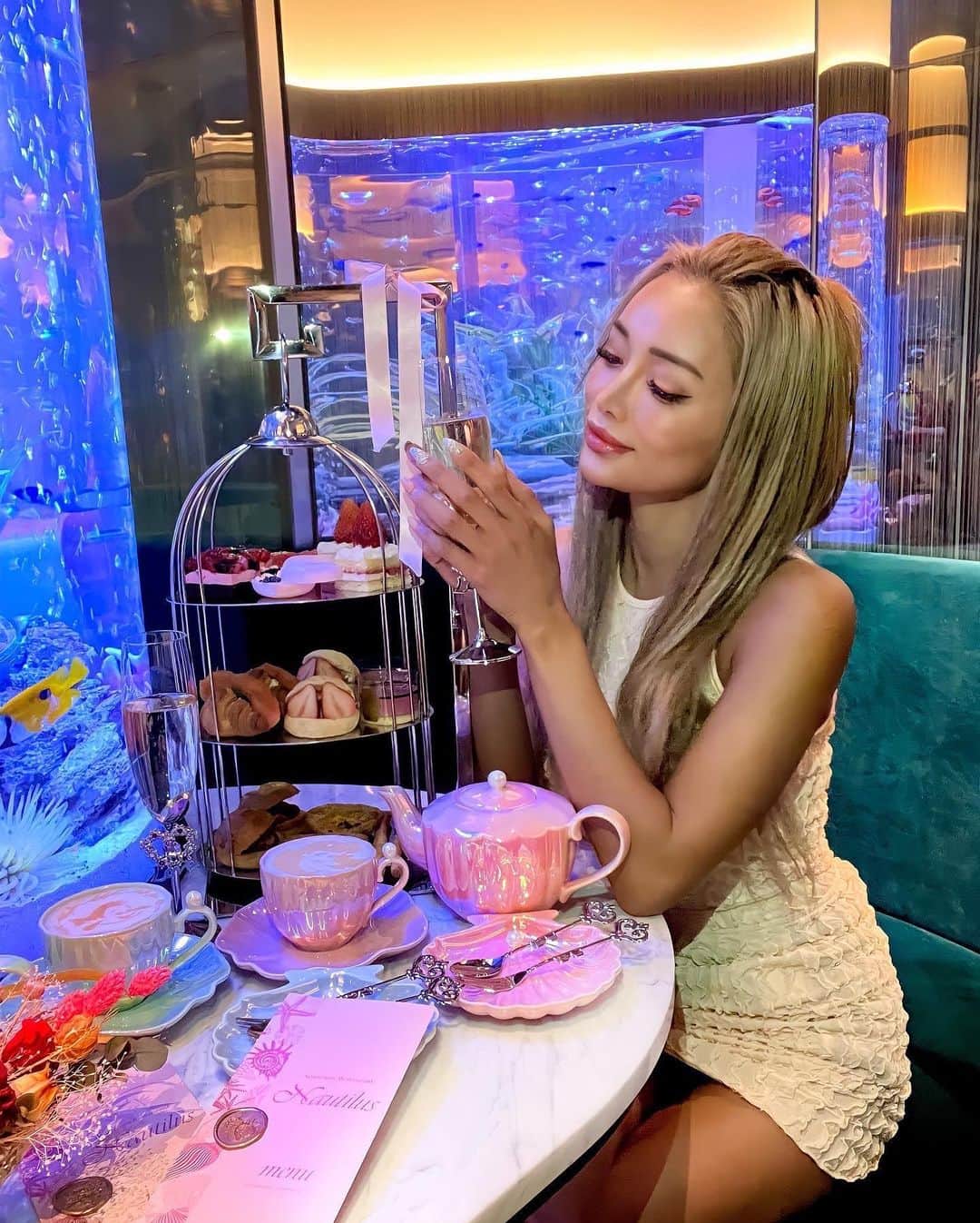 のインスタグラム：「. . I went to a restaurant that was too fashionable as if I was eating rice on board ❤️❤️ It's too romantic to have rice while watching fish 🥺❣️ . .めちゃくちゃオシャレすぎるレストランでアフタヌーンティーをしてきたょ😽🍓💕😽 . . .潜水艦のアクアリウムは本当に絶景ご飯でした🧡❤️ . .男性諸君❣️❣️ぜひ彼女や嫁様、好きな人を誘って行ってみて🥺🧡きゅん♥️されちゃうჱ̒  ｰ̀֊ｰ́ ) . .わいは大好きな4人で女子会してきました(*^▽^)/★*☆女子会は最高に好きすぎる❤️❤️癒されました☺️  . .半個室も完全個室も可愛くて選べませんよww ご飯も美味しかった🧡ラテアートが可愛いすぎる😆😆 . . .またこのメンバーでデートしたいな❤️❤️ . . . . . . . . . . . .#上野グルメ #上野カフェ #上野ランチ #アフタヌーンティー #アフタヌーンティー巡り #アフタヌーンティー部  #水族館好きな人と繋がりたい #ラグジュアリーインテリア #luxurylifestyle #japanesefood #デートスポット #デートプラン #afternoontea」