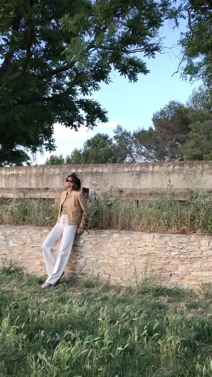 イネスドゥラフレサンジュのインスタグラム：「Nouvelle Collection Printemps-Été 2022 🌞 @inesdelafressangeofficial porte le blouson Dino, le t-shirt Katalina et le jean Mara disponibles en ligne et en boutiques. - New Spring-Summer 2022 Collection @inesdelafressangeofficial is wearing the Dino jacket, the Katalina t-shirt and the Mara jean available online and in stores.  www.inesdelafressange.fr  Music 🎶 Les toits - A Bogota  @a_bogotaaaa   #InesdelaFressangeParis #InesdelaFressange #InesSS22」