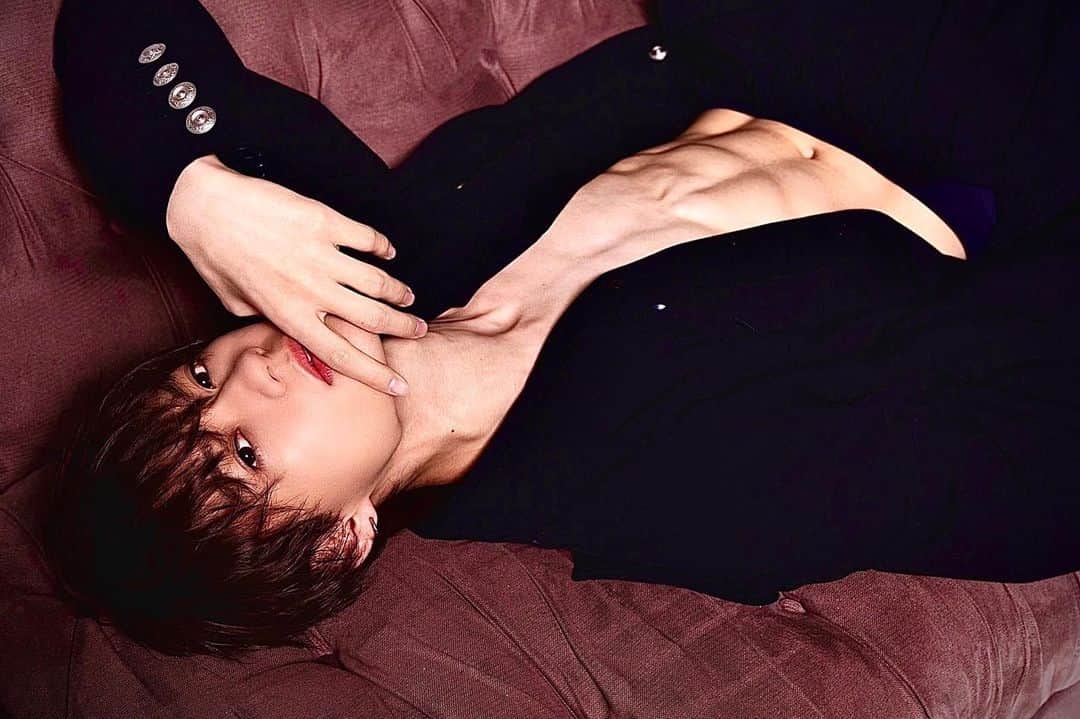 のインスタグラム：「佐野勇斗 24歳になりましたー！！  みんな、いつもたくさん応援してくれてありがとう😊  24歳もがんばっちゃうぞーい！  24歳なんで、 一旦セクシー置いとくわ  #M!LK  #佐野勇斗  #佐野勇斗爆誕祭グッズ #チェックしてねん」