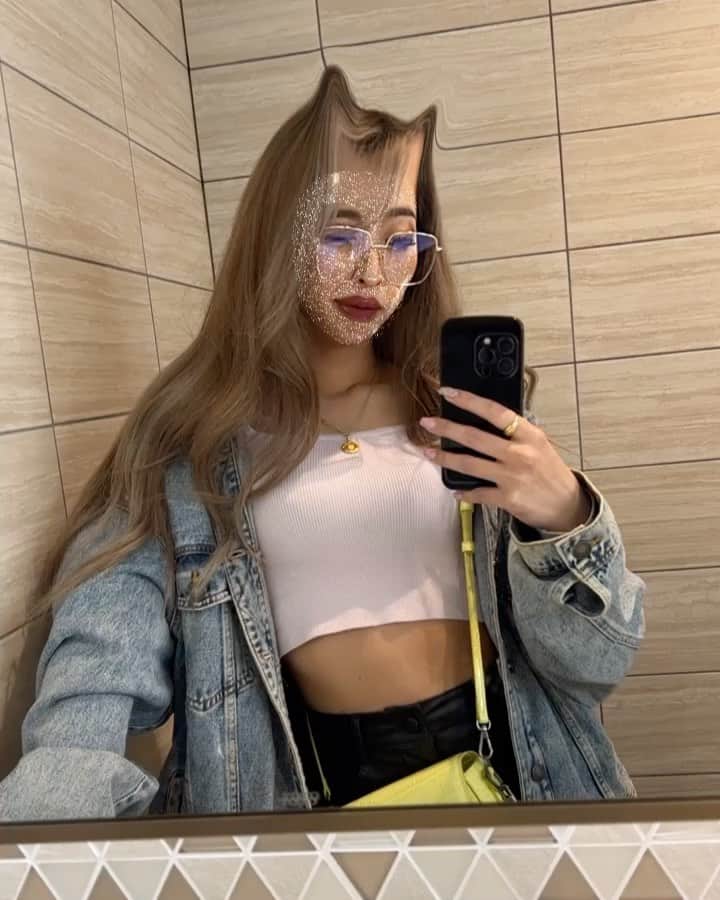 まあーか（まかたん）のインスタグラム：「. 悪い子たん😈🖤 .  #春#🌸#春コーデ#花見#イニシャルネックレス#黒ギャル引退#ぎゃる#尻トレ #尻トレ女子 #ヨシンモリ#🦥#眉アートメイク#カラコン#シャドールーツ#フェイスフレーミング #髪質改善トリートメント #ハイトーンカラー #シャドールーツ#海外ファッション#小顔になりたい #zara#fashionnova#bershka#handm#shein」