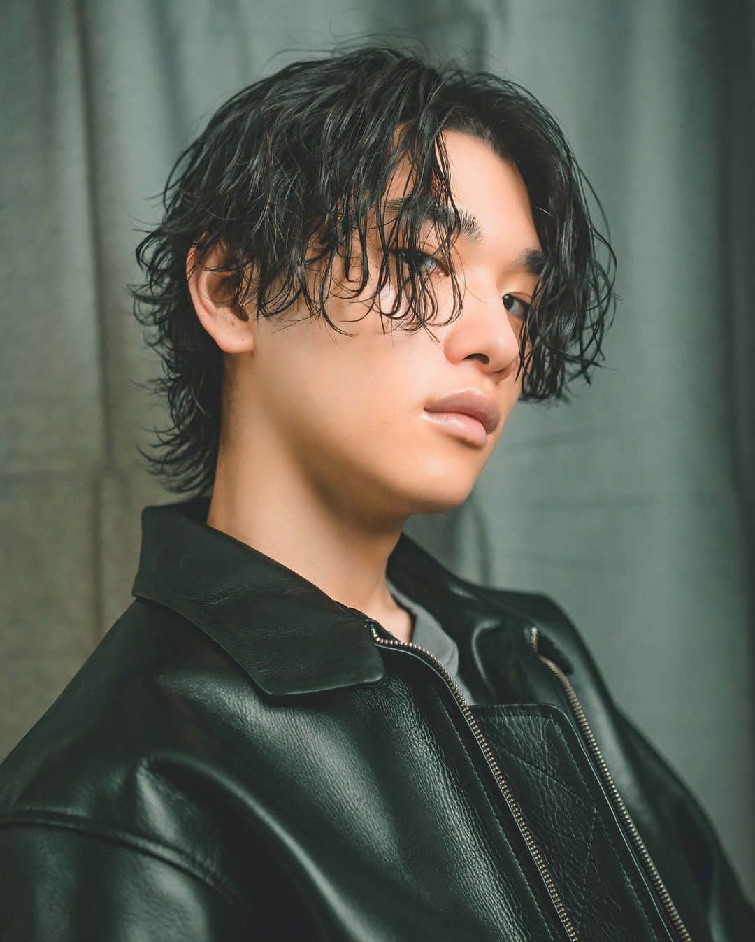 のインスタグラム：「𝑩𝒍𝒂𝒄𝒌 𝒑𝒆𝒓𝒎 𝒕𝒚𝒑𝒆𝟏  𝑯𝒊𝒂𝒓.𝑭𝒂𝒔𝒉𝒊𝒐𝒏.𝑷𝒉𝒐𝒕𝒐 𝑩𝒚 @amezooon   #𝔠𝔦𝔫𝔢𝔪𝔞𝔱𝔦𝔠𝔪𝔢𝔫𝔰𝔥𝔞𝔦𝔯  #大人パーマ #大人マッシュ #大人ヘア  #黒髪 #ブラックコーデ  #黒髪パーマ #波巻きパーマ  #波巻き  #スパイラルパーマ  #スパイラルパーマメンズ  #マッシュ #ツイストスパイラル #ツイストスパイラルパーマ  #メンズヘア  #メンズファッション  #外国人風ヘアー  #外国人風パーマ  #a7Ⅳ #sony  #sonya7Ⅳ #zeiss40  #ポートレート #シネマティック  #cinematic  #cinematicmenshair #シネマティックメンズヘア #木村拓哉  #古着 #vintage」