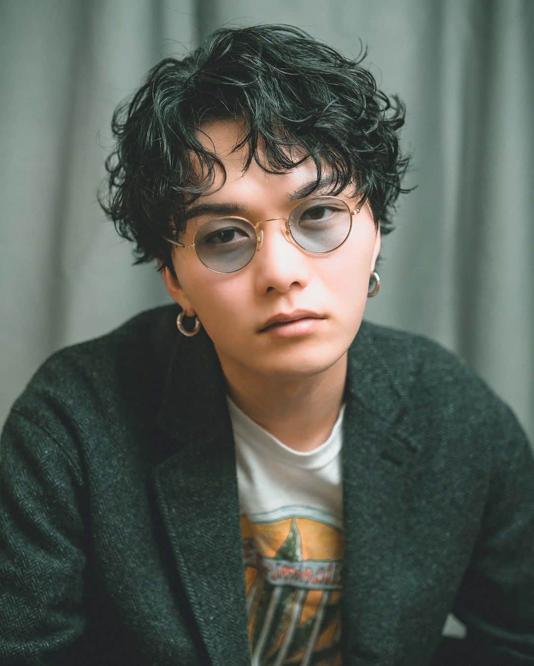 のインスタグラム：「𝑩𝒍𝒂𝒄𝒌 𝒑𝒆𝒓𝒎 𝒕𝒚𝒑𝒆𝟐  𝑯𝒊𝒂𝒓.𝑭𝒂𝒔𝒉𝒊𝒐𝒏.𝑷𝒉𝒐𝒕𝒐 𝑩𝒚 @amezooon   #𝔠𝔦𝔫𝔢𝔪𝔞𝔱𝔦𝔠𝔪𝔢𝔫𝔰𝔥𝔞𝔦𝔯  #大人パーマ #大人マッシュ #大人ヘア  #黒髪 #ブラックコーデ  #黒髪パーマ #波巻きパーマ  #波巻き  #スパイラルパーマ  #スパイラルパーマメンズ  #マッシュ #ツイストスパイラル #ツイストスパイラルパーマ  #メンズヘア  #メンズファッション  #外国人風ヘアー  #外国人風パーマ  #a7Ⅳ #sony  #sonya7Ⅳ #zeiss40  #ポートレート #シネマティック  #cinematic  #cinematicmenshair #シネマティックメンズヘア #木村拓哉  #古着 #vintage」