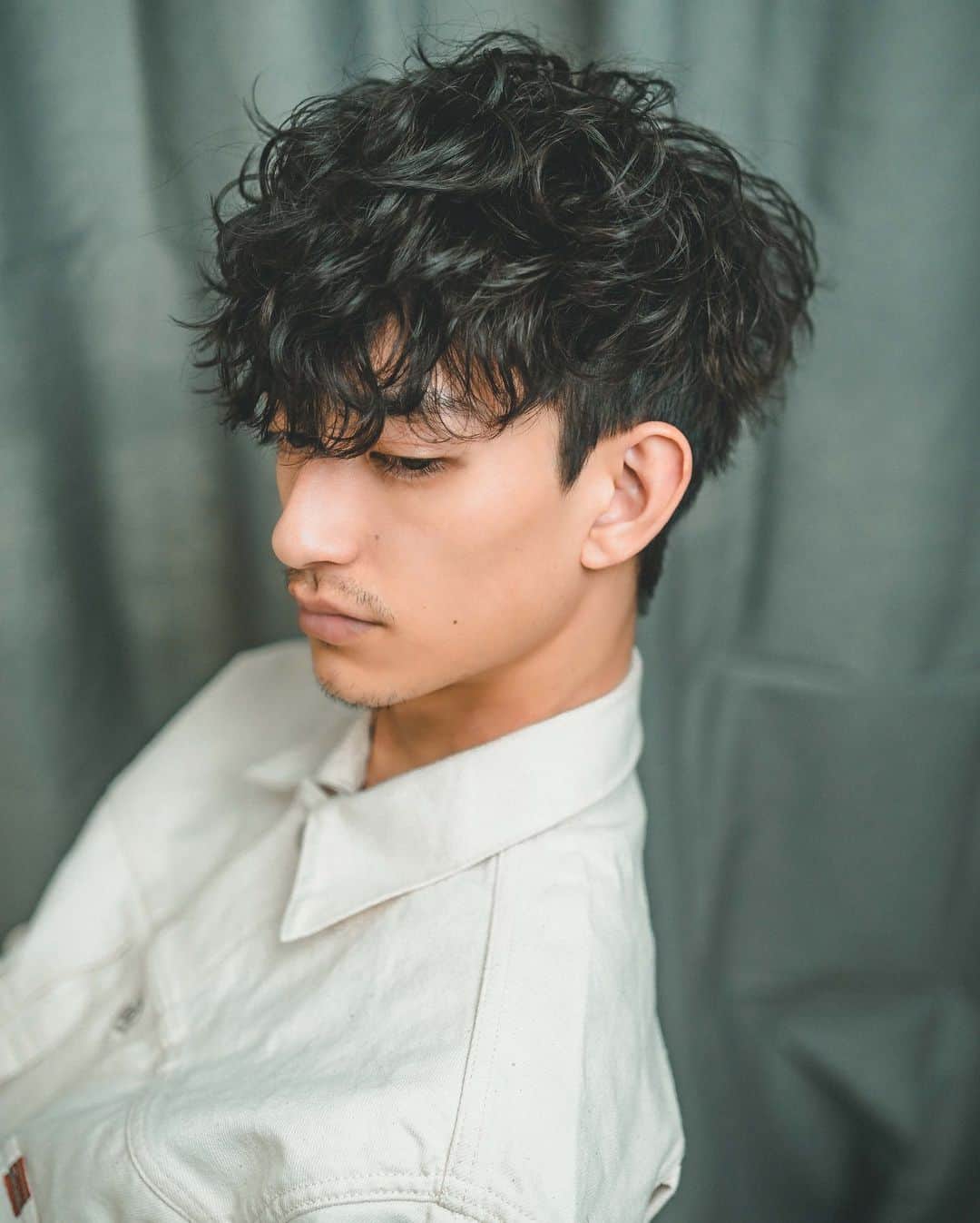のインスタグラム：「𝑩𝒍𝒂𝒄𝒌 𝒑𝒆𝒓𝒎 𝒕𝒚𝒑𝒆𝟑  𝑯𝒊𝒂𝒓.𝑭𝒂𝒔𝒉𝒊𝒐𝒏.𝑷𝒉𝒐𝒕𝒐 𝑩𝒚 @amezooon   #𝔠𝔦𝔫𝔢𝔪𝔞𝔱𝔦𝔠𝔪𝔢𝔫𝔰𝔥𝔞𝔦𝔯  #大人パーマ #大人マッシュ #大人ヘア  #黒髪 #ブラックコーデ  #黒髪パーマ #波巻きパーマ  #波巻き  #スパイラルパーマ  #スパイラルパーマメンズ  #マッシュ #ツイストスパイラル #ツイストスパイラルパーマ  #メンズヘア  #メンズファッション  #外国人風ヘアー  #外国人風パーマ  #a7Ⅳ #sony  #sonya7Ⅳ #zeiss40  #ポートレート #シネマティック  #cinematic  #cinematicmenshair #シネマティックメンズヘア #木村拓哉  #古着 #vintage」