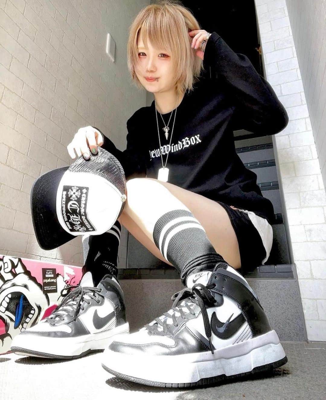 のインスタグラム：「� ご本人様👩→ @x.achan.x � � 🍕スト女子とは？� 当アカウント（スト女子）では『彼女にこんなストリートコーデをしてほしい😍』をコンセプトに素敵な� ストリート女子をRepostで紹介させていただいております❤️� ストリートファッションが好きな人はfollow✨� 写真は全てご本人様に【掲載許諾】を取っております☺️� � ------------------�  #スト女子� #ストリート系ファッション� #ストリートファッション� #クロムハーツ #ストリート女子� #ナイキ」