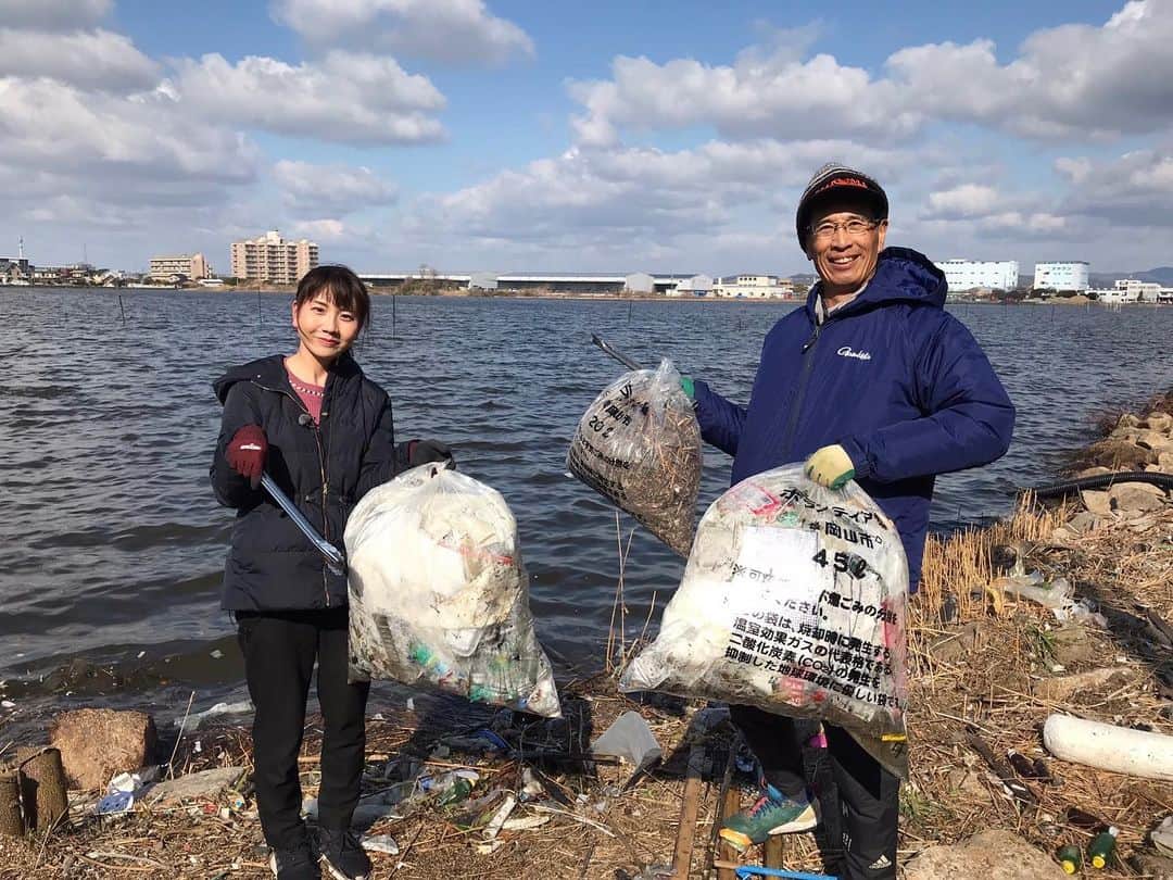 東條麻依子さんのインスタグラム写真 - (東條麻依子Instagram)「3月27日（日）昼12時～  プライドせとうち経済のチカラSP 豊かな瀬戸内海を未来へ　海ごみゼロに挑む人々 . ゴミの回収を毎日行っている市民ボランティア 平井さんに同行させていただきました。 . 百間川の河口付近には、びっくりするほど大量のゴミが。 大きなゴミ箱や靴なども流れ着いていました🗑🥾 . 大量のゴミを見て、ポイ捨ては、もちろんですが 普段からプラスチック製のものは使わないなど、私たち1人1人がしっかりと意識しなければならない問題だと感じました。 . この他にも番組では、山陽学園中学・高校の地歴部が 完成させた街中のごみを”見える化”するアプリや 海ごみを回収する底引き網漁師の大室さん。 使用済みのブルーシートから新しいブルーシートに 生まれ変わらせる｢水平リサイクル｣に 取り組む企業の動きなど . 海ごみゼロを目指し動く人々の思いをお伝えします。🌊」3月23日 20時10分 - maiko_tojo
