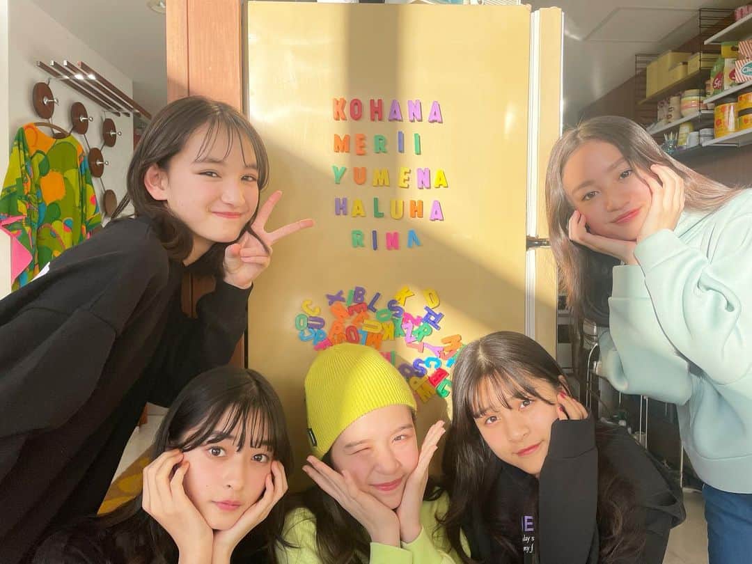 ニコ☆プチのインスタグラム：「. 春っぽスタジオで 撮影終わりにはい、ポーズ📸  夕陽が差し込んで ちょっと眩しそう🤣💕  #ニコプチ #プチモ #川口莉奈  #滝口芽里衣 #星名ハルハ #有坂心花 #飯尾夢奏」