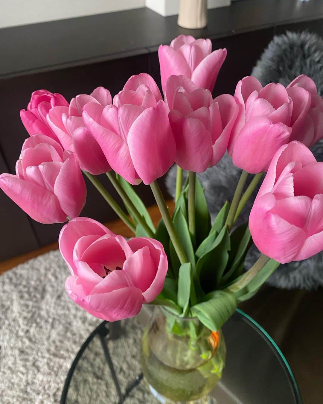 山賀琴子さんのインスタグラム写真 - (山賀琴子Instagram)「春らしいチューリップ💗🎀🌷  チューリップだけの花束ってとっても可愛い！ この濃いめのピンク色が時間とともに褪せて淡いピンクになるのもまた良いのよね☺︎  お花があるだけで部屋が明るく感じるし 四季を感じられて毎日の生活が すこし、豊かになる気がする🕊」3月23日 20時11分 - kotokoyamaga