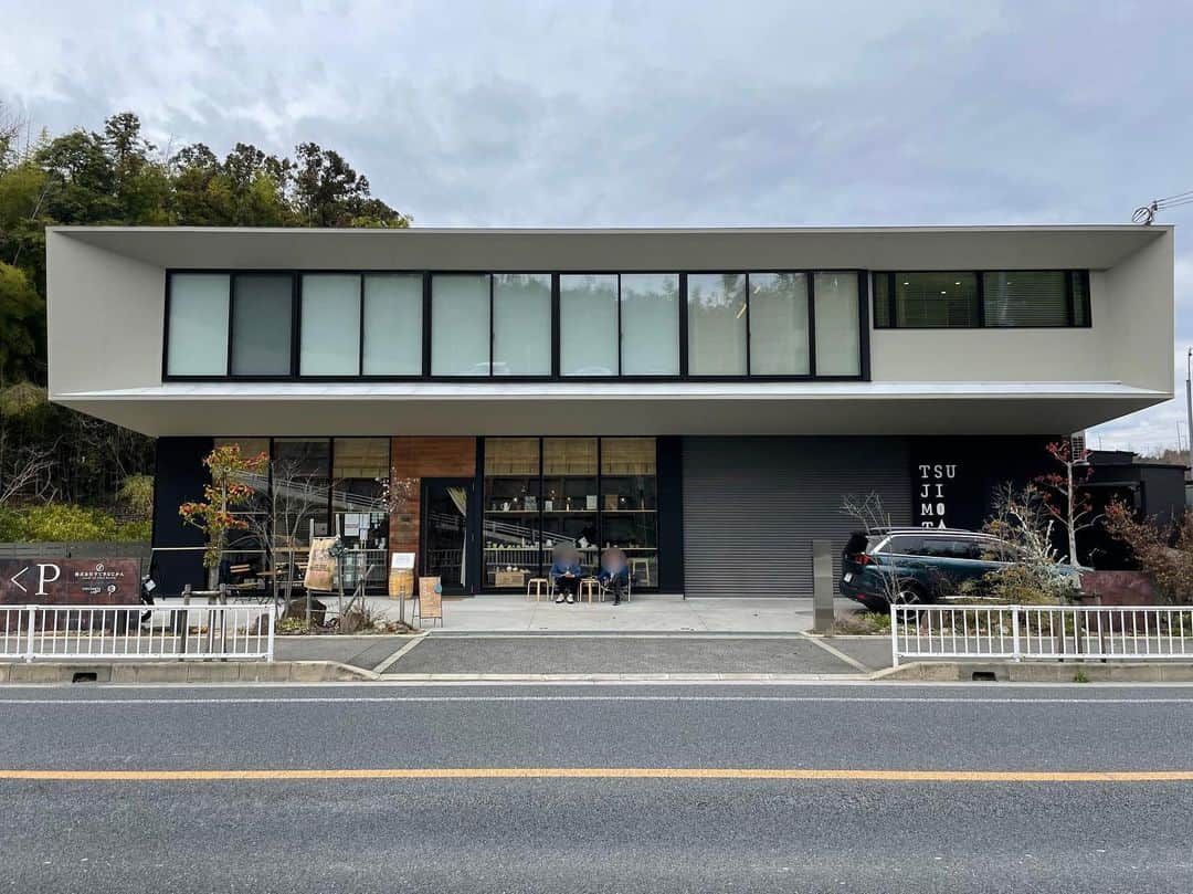 のインスタグラム：「大阪、和泉中央。 外観が目を引くデザインのオシャレ珈琲屋さん。 現在はテイクアウトのみですが、テラスで一息つくのもいいかも。  今日は大阪。 久しぶりに実家に帰った。 NGK終わってすぐ東京戻って、明日は埼玉のNHKのラジオに出させていただきます。 明後日は祇園花月にてトークダンテです。 何卒よろしくお願いします。  #辻本珈琲 #cafe #coffee #カフェ #コーヒー #喫茶店 #大阪カフェ #和泉市カフェ #和泉中央カフェ #カフェ芸人」