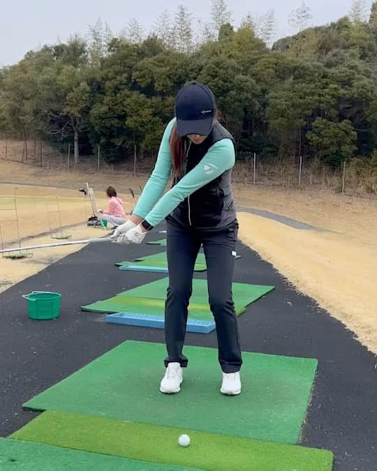 ライ・チャンのインスタグラム：「SWで30ydのアプローチ練習⛳️ 頭あたまアタマ！残すのこすノコス〜！ 簡単そうだけどムズイ〜！  @taylormade_golf_japan  @taylormade_golf_japan_apparel_   #ライチャン#ライチャンスタイル#テーラーメイド#テーラーメイドゴルフ#シムグローレ」